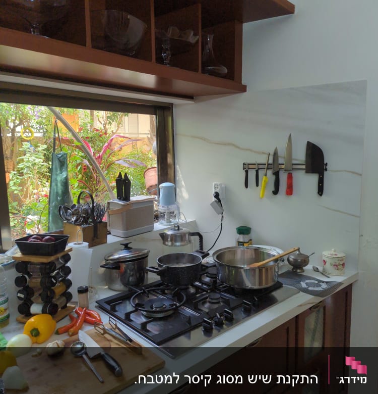 קיר שיש במטבח עם סכינים תלויים